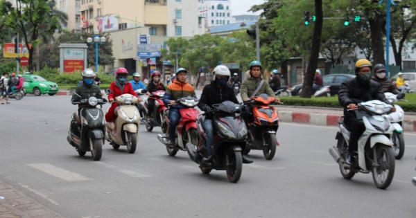 Người dân Thủ đô co ro trong cái lạnh đầu mùa Người dân Thủ đô co ro trong cái lạnh đầu mùa