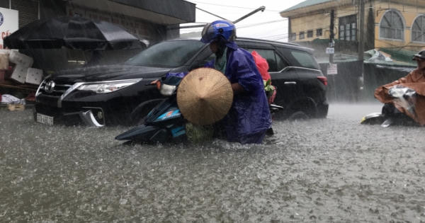 TP Vinh bị nhấn chìm trong biển nước, người và xe cộ khốn khổ “bơi” giữa lòng thành phố