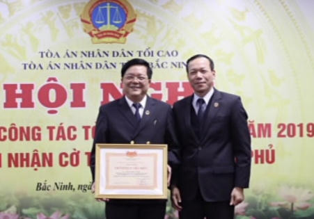 Chánh án TAND tỉnh Bắc Ninh là thẩm phán duy nhất tại Việt Nam đạt chuẩn Phó Giáo sư ngành Luật năm 2020 Chánh án TAND tỉnh Bắc Ninh là thẩm phán duy nhất tại Việt Nam đạt chuẩn Phó Giáo sư ngành Luật năm 2020