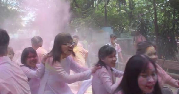 Sự thật vụ học sinh ném bột mầu vào cổng trường sau lễ tri ân thầy cô