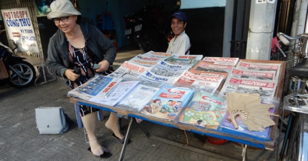 Nghề bán báo giấy hắt hiu giữa "kỷ nguyên" của điện thoại thông minh Nghề bán báo giấy hắt hiu giữa "kỷ nguyên" của điện thoại thông minh