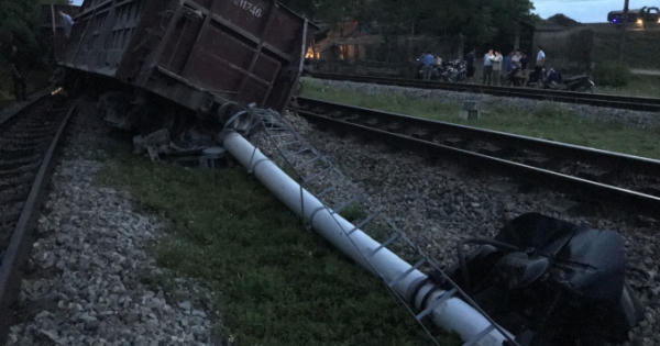 Tàu hỏa lại trật bánh khỏi đường ray ở Nghệ An, toa tàu lật nghiêng