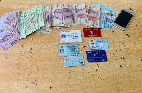 Bắt tạm giam bạn gái đối tượng giả danh nhà báo tống tiền doanh nghiệp Bắt tạm giam bạn gái đối tượng giả danh nhà báo tống tiền doanh nghiệp