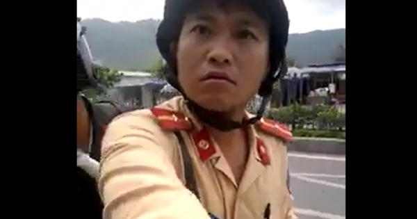 Quảng Ninh: Chiến sĩ CSGT bị người dân "phản ứng" khi không mang thẻ xanh Quảng Ninh: Chiến sĩ CSGT bị người dân "phản ứng" khi không mang thẻ xanh