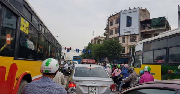 Nghỉ lễ 30/4: Người dân đổ về quê, các bến xe ùn tắc