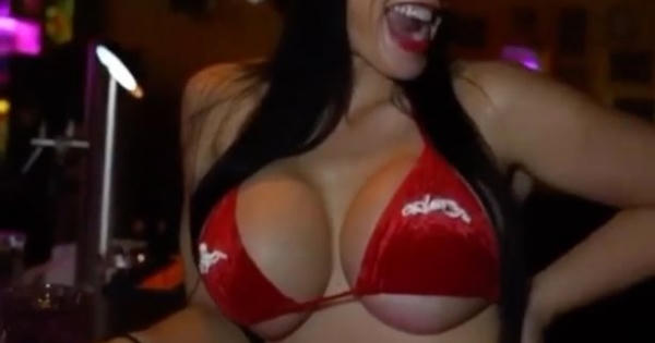 Mẫu Playboy mặc bikini noel khoe ngực khủng căng tròn bất chấp giá rét