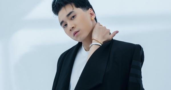 Karik nhận nút vàng YouTube sau 4 năm