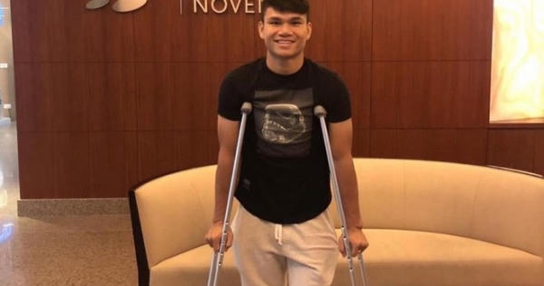 Xuân Mạnh chống nạng đi khắp phố phát quà cho trẻ em nghèo trong đêm Giáng sinh