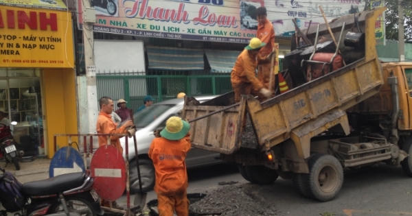 TP HCM: Hố "tử thần" sâu gần 1 mét xuất hiện giữa đường