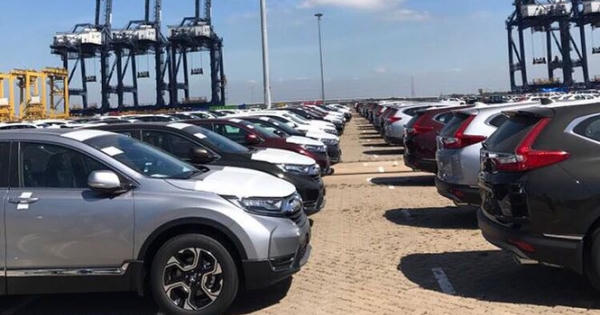 Bạt ngàn ô tô xếp hàng chờ thông quan trước Tết