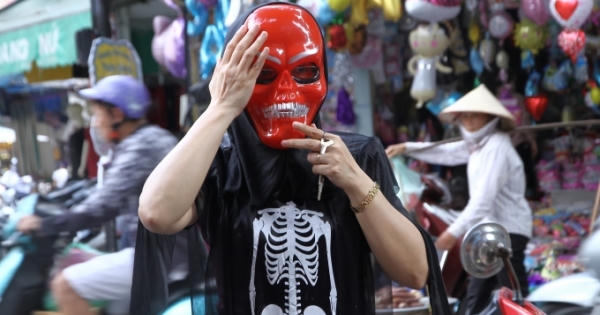 Người dân háo hức mua sắm trang phục chuẩn bị cho lễ hội Halloween 2016