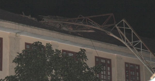 Cần cẩu xây chung cư bất ngờ sập vào trường học, 1 học sinh tử vong