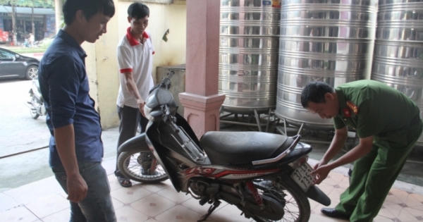 Bị CSGT dừng xe, nam thanh niên bỏ của chạy lấy người