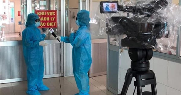 Những nữ phóng viên xông pha nơi tuyến đầu chống dịch