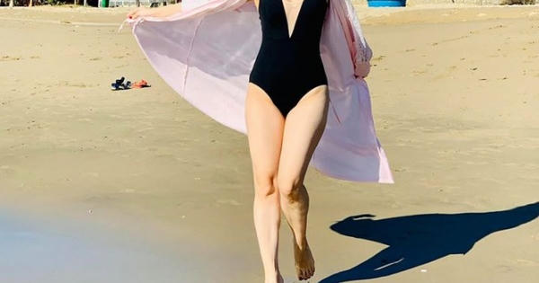 Khánh Thi 'đốt mắt' người nhìn với bikini cắt xẻ gợi cảm
