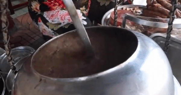 Khách Tây điển trai thích thú thử ăn cháo lòng bình dân của Việt Nam Khách Tây điển trai thích thú thử ăn cháo lòng bình dân của Việt Nam