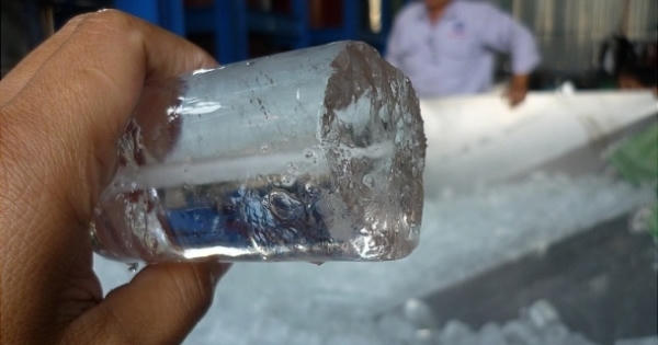 Uống nhiều nước đá bẩn, nguy cơ bệnh tật đầy người