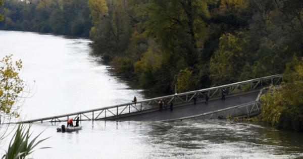 Sập cầu treo tại Pháp có thể do quá trọng tải