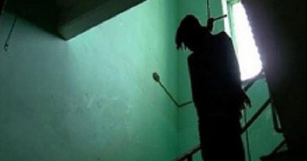 Bàng hoàng phát hiện người đàn ông treo cổ trong phòng trọ, tay cầm con dao