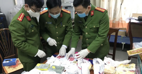 Lái mô tô đâm vào xe đối tượng vận chuyển số lượng lớn ma túy định bỏ trốn