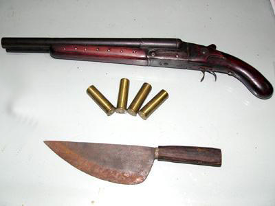 Đập báng súng vào đầu đối phương, súng cướp cò hạ gục khổ chủ