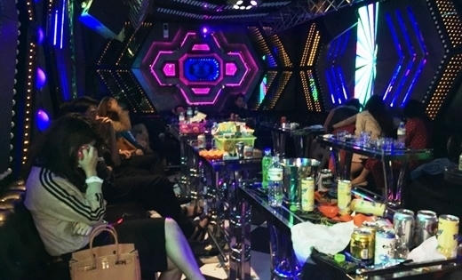 Nóng: Tập kích quán Karaoke vào 4h sáng, bắt quả tang 18 đối tượng phê ma túy Nóng: Tập kích quán Karaoke vào 4h sáng, bắt quả tang 18 đối tượng phê ma túy
