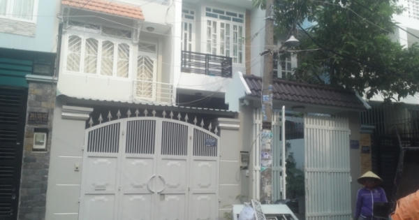 Nhà của cán bộ xây ép bên cạnh, nhà dân lún nứt kêu cứu Nhà của cán bộ xây ép bên cạnh, nhà dân lún nứt kêu cứu