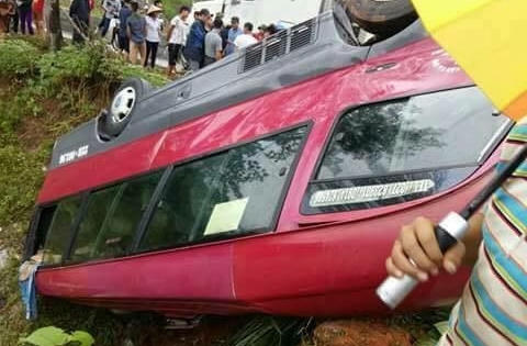 Hà Giang: Xe khách lao xuống ruộng "phơi bụng", nhiều người bị thương Hà Giang: Xe khách lao xuống ruộng "phơi bụng", nhiều người bị thương