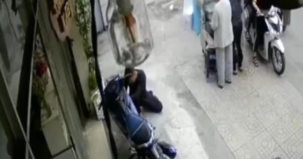 Clip thản nhiên trộm xe máy giữa chốn đông người