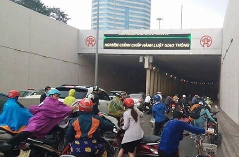 Xe máy ngã la liệt trong hầm Kim Liên do đi vào dầu loang