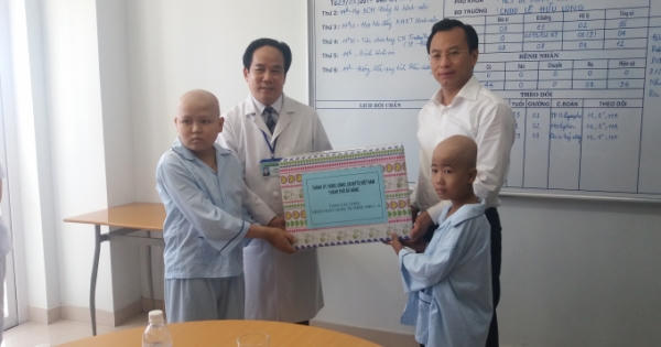 Bí thư Thành ủy Đà Nẵng thăm bệnh nhân nhi Bệnh viện ung bướu nhân ngày 1/6