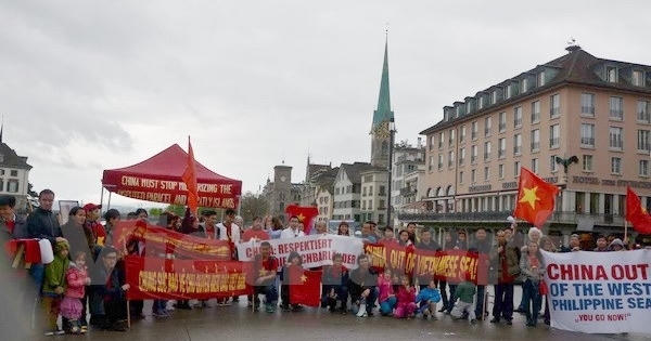 Biểu tình tại Zurich phản đối hành động của Trung Quốc ở Biển Đông Biểu tình tại Zurich phản đối hành động của Trung Quốc ở Biển Đông