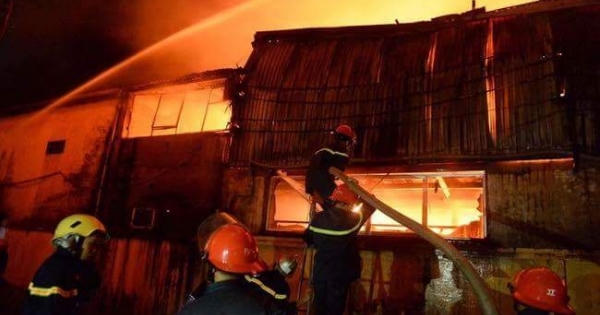 Video: Toàn cảnh vụ cháy tại làng La Phù trong đêm khuya, khiến nhiều người hoảng loạn