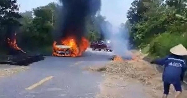 Lửa lớn bao trùm chiếc ô tô, 3 người kịp thời thoát ra ngoài Lửa lớn bao trùm chiếc ô tô, 3 người kịp thời thoát ra ngoài