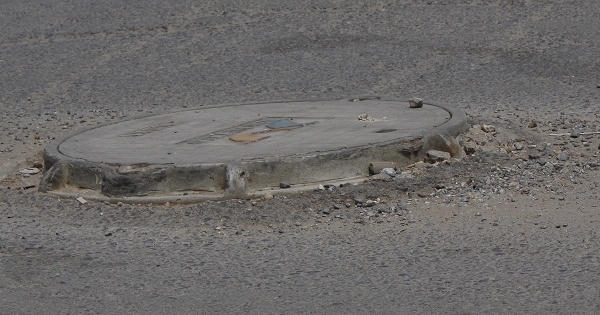 Những chiếc nắp cống  "vô duyên" trên con đường “ngứa mắt nhất hành tinh”