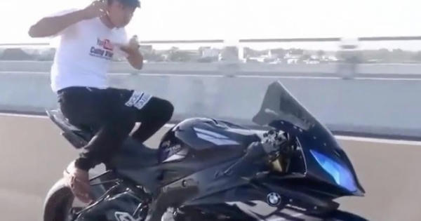 Vừa ăn, vừa lái xe phân khối lớn để "câu view" Youtuber Cường Vlog hứng chịu "gạch đá" từ cư dân mạng
