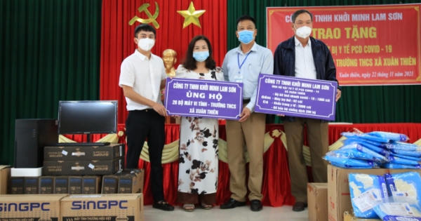Người con quê hương “chi viện” máy trợ thở, kit test nhanh, đồ bảo hộ… cho xã chống dịch