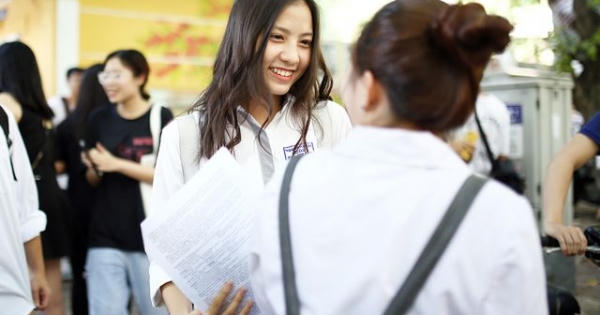 Nữ sinh hút ánh nhìn vì nụ cười tỏa nắng tại kỳ thi THPT Quốc gia