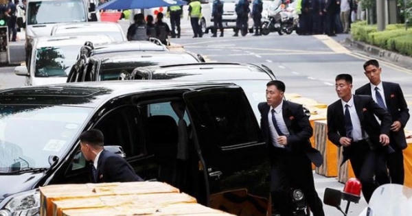 Clip vệ sĩ áo đen Triều Tiên 'một bước không rời' ông Kim Jong-un tại Singapore