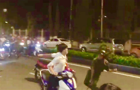 TPHCM: Một thiếu tá công an bị đối tượng cầm hung khí hành hung trên đường