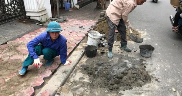Gạch block 'tái xuất' trên vỉa hè Hà Nội sau khi dừng lát đá Gạch block 'tái xuất' trên vỉa hè Hà Nội sau khi dừng lát đá