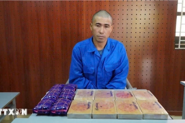 Bắt quả tang đối tượng vận chuyển hơn 2 kg heroin và 12.000 viên hồng phiến ở Điện Biên