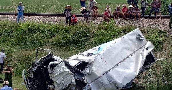 Xe tải nát bét, tài xế nguy kịch sau cú va chạm kinh hoàng với tàu hỏa