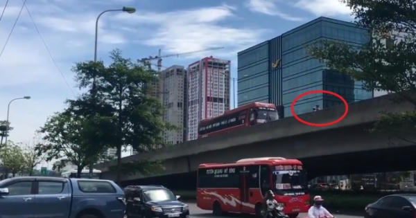 Sốc: Xe máy "ép" xe khách đi lùi trên đường vành đai 3 tại Hà Nội