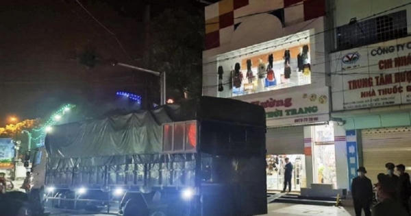 Khởi tố hình sự hai vợ chồng chủ shop quần áo hành hạ, cưỡng đoạt tài sản của khách hàng ăn trộm