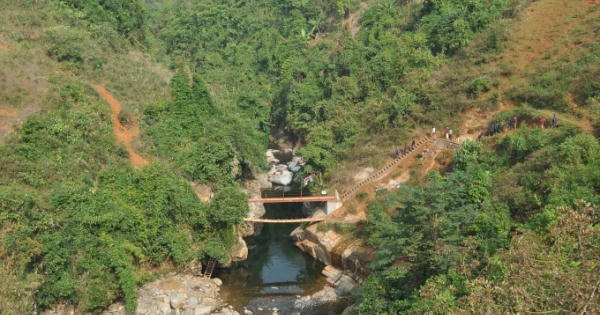 “Có cầu treo dân sinh, trẻ làng đi học thuận tiện lắm”