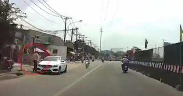 Đỗ xe ven đường, Mercedes "bay ngay" cặp gương gần 100 triệu