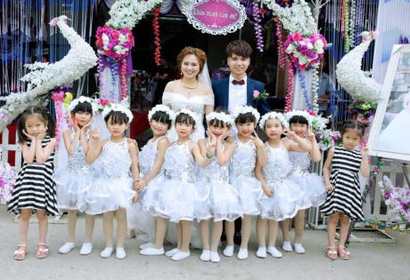 Clip: Cô giáo mầm non múa cùng học trò trong lễ cưới của mình