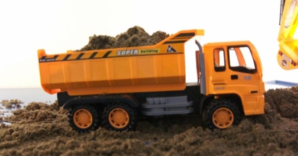 Hoài Ân (Bình Định): Nguy cơ tiềm ẩn từ những xe chở cát