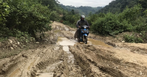 Mưa lũ đi qua để lại sự "ám ảnh" với người đi đường ở miền Tây xứ Nghệ